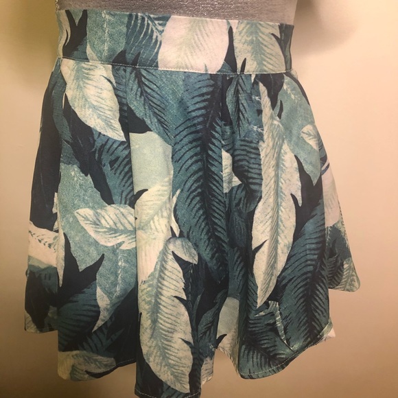 Crop Top and Shorts - Picture 4 of 8